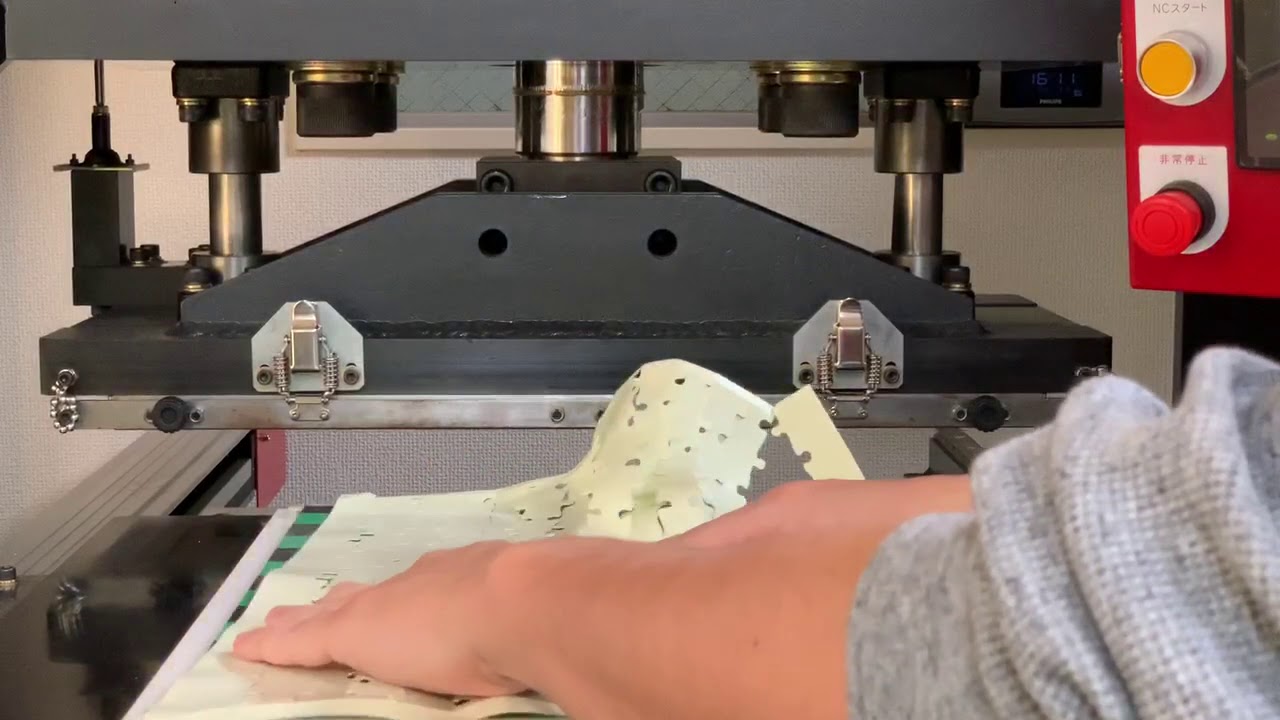 ジグソーパズルをプレス機で製作 - YouTube