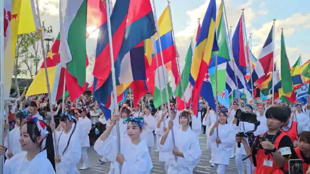 大阪・関西万博】色とりどりの万国旗が舞うフラッグパレード！ - YouTube