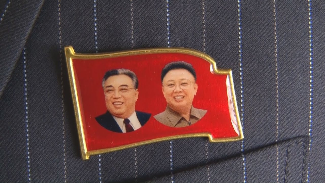 ツーショットの新バッジ登場 北朝鮮、金主席生誕100年を記念 - YouTube