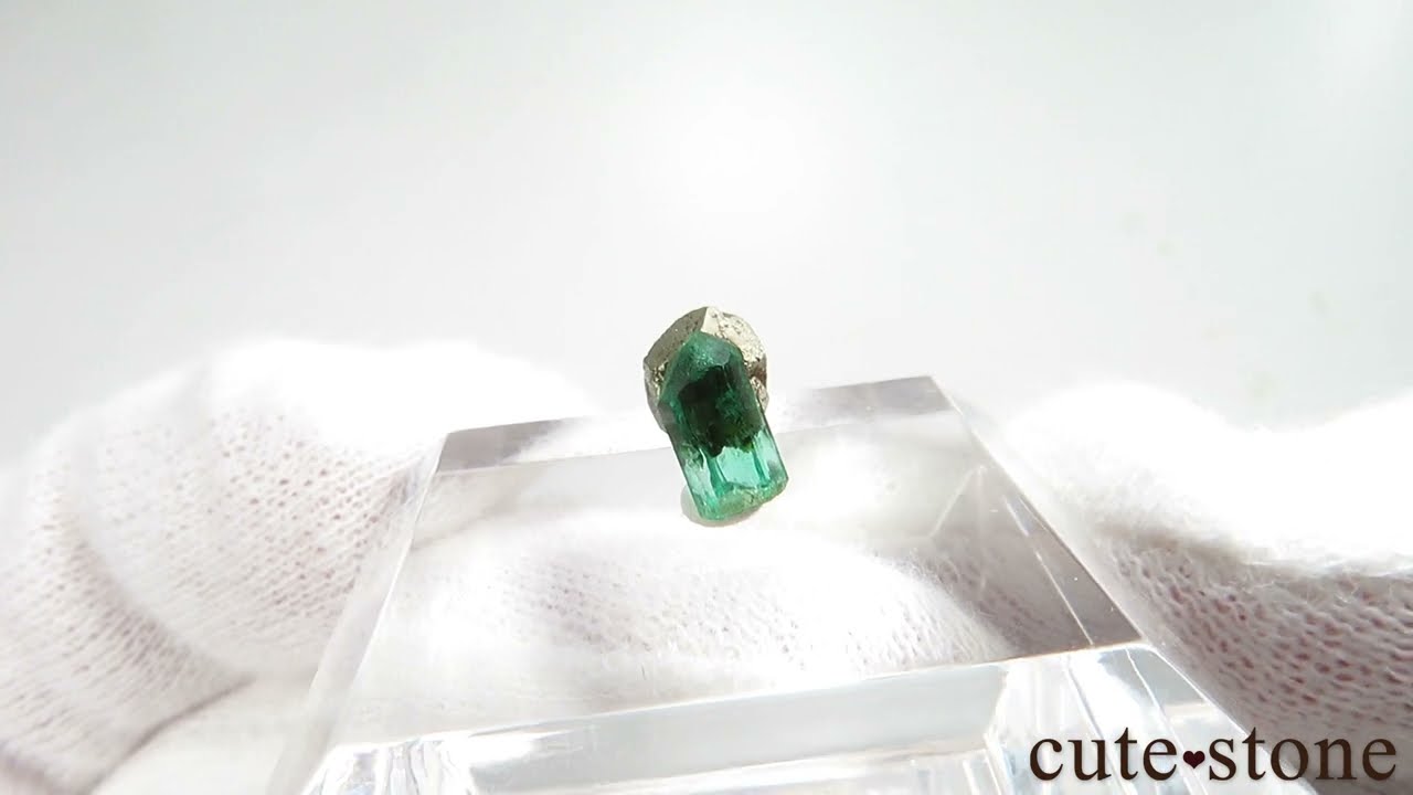 コロンビア Chivor Mine産 エメラルド＆パイライトの母岩付き原石 No