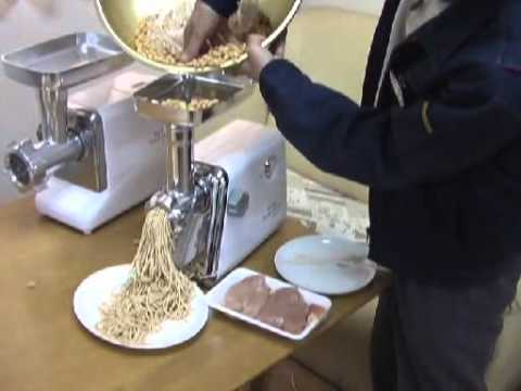 電動ミンサーG-30Aで肉・豆のミンチに挑戦 - YouTube