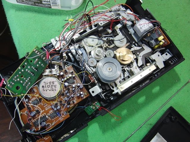 SONY 1984年 カセットデンスケ TCM-500EVを修理してます - YouTube