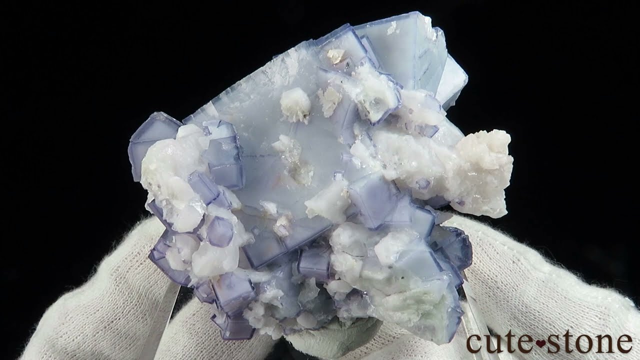 ヤオガンシャン産 フローライト（ポーセリン）の原石 No.85 - cute stone -