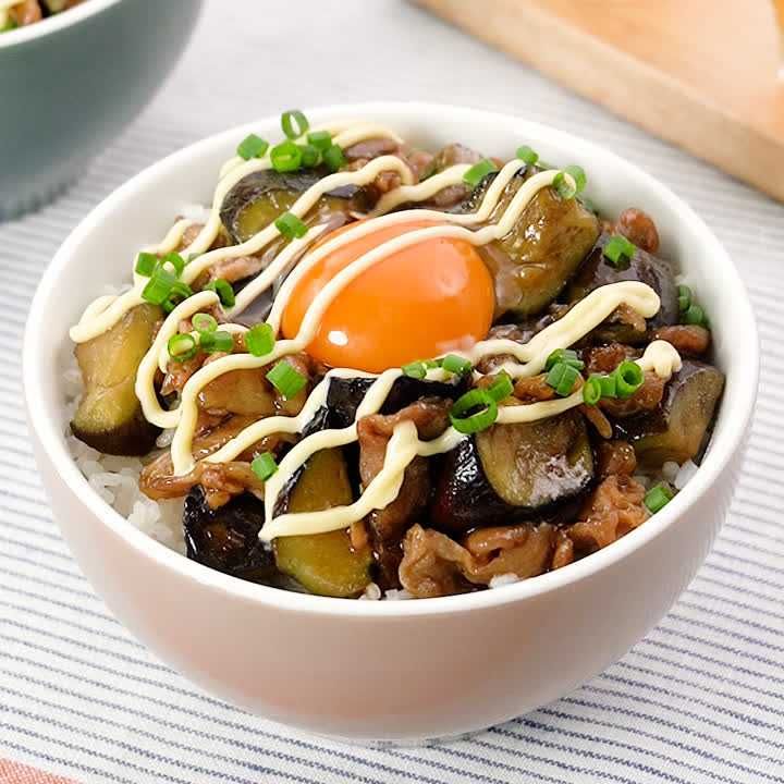 一皿で満足♪ 豚こまとなすのスタミナ丼のレシピ動画・作り方 | デ