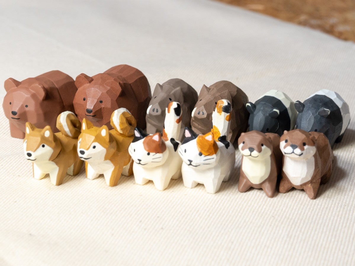 川崎誠二の木彫りの動物たち マスコットフィギュア」（左）と木彫り