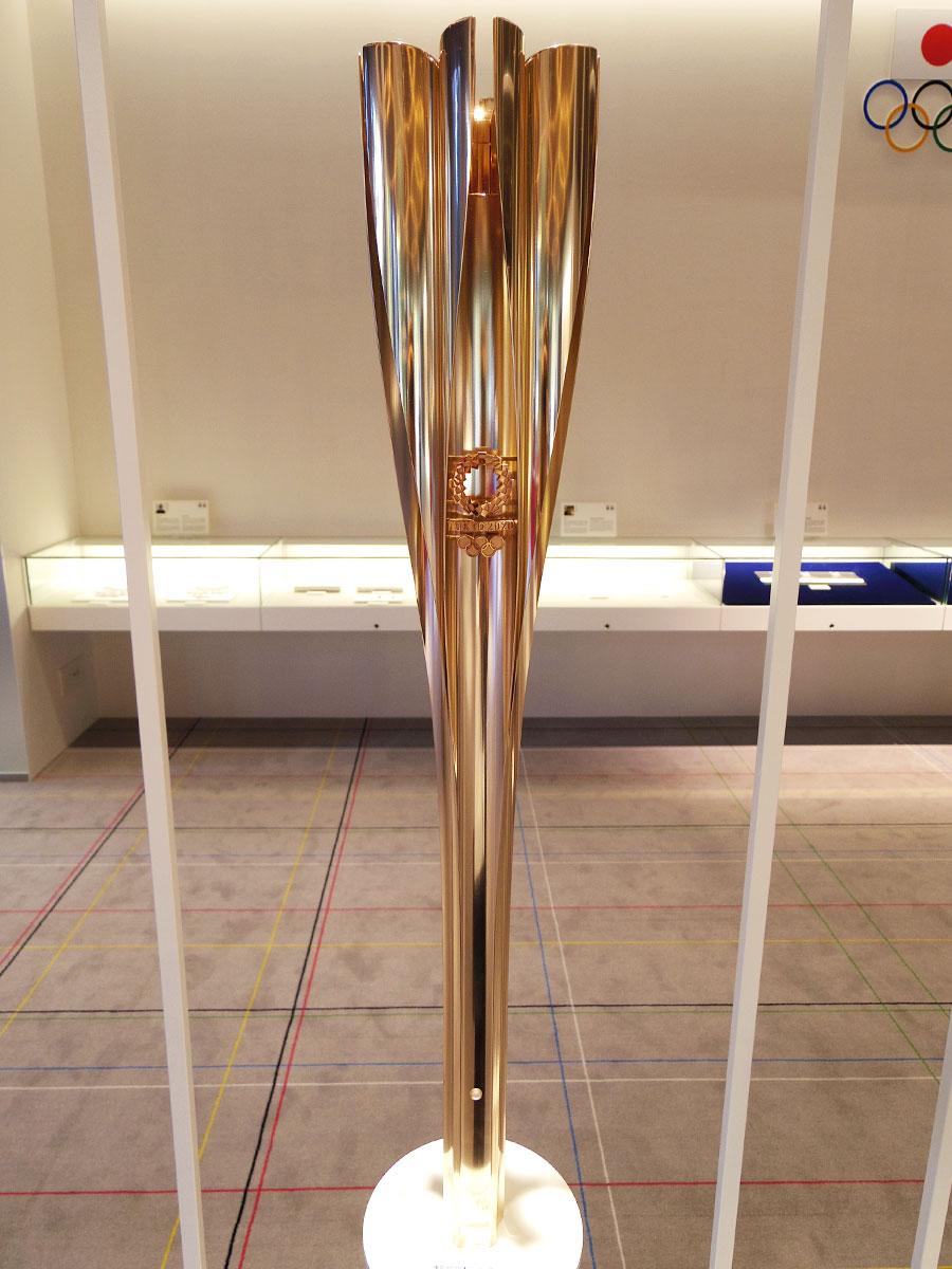 東京2020オリンピック 聖火ランナー使用トーチ 都庁で五輪聖火トーチ