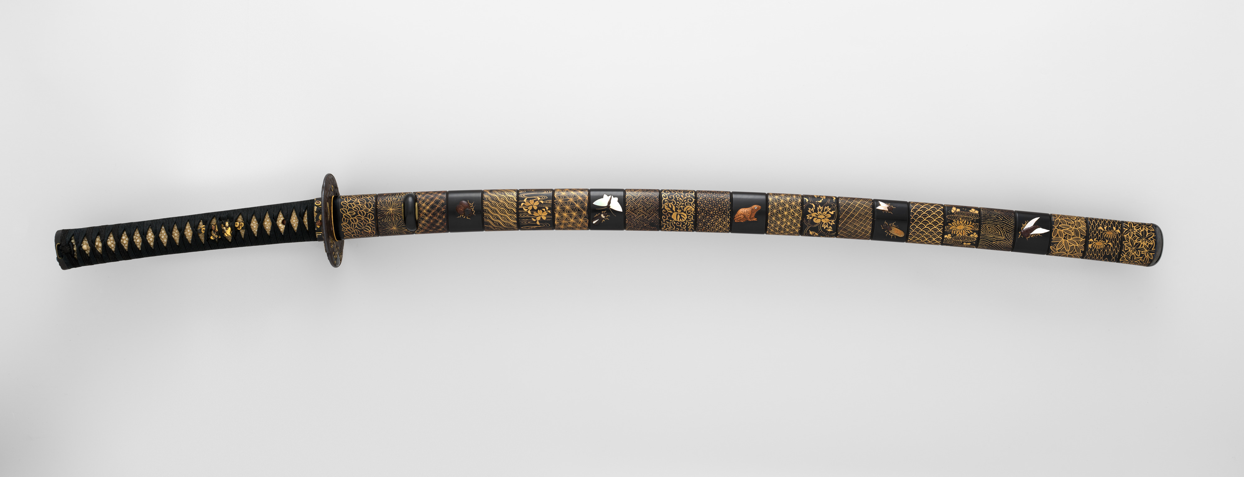 印籠刻昆虫図螺鈿据文象嵌鞘打刀拵 Blade and Mounting for a Sword