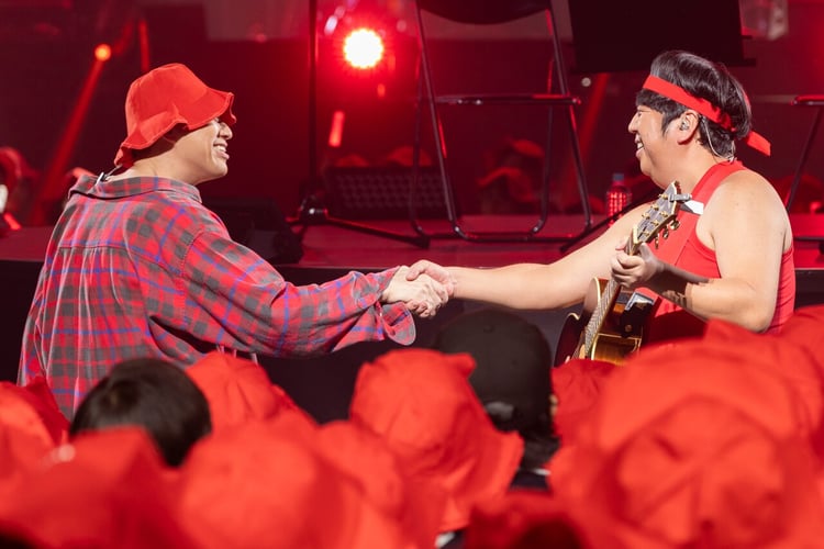 バナナマン扮する赤えんぴつ武道館ライブがBlu-rayに、トータス松本や