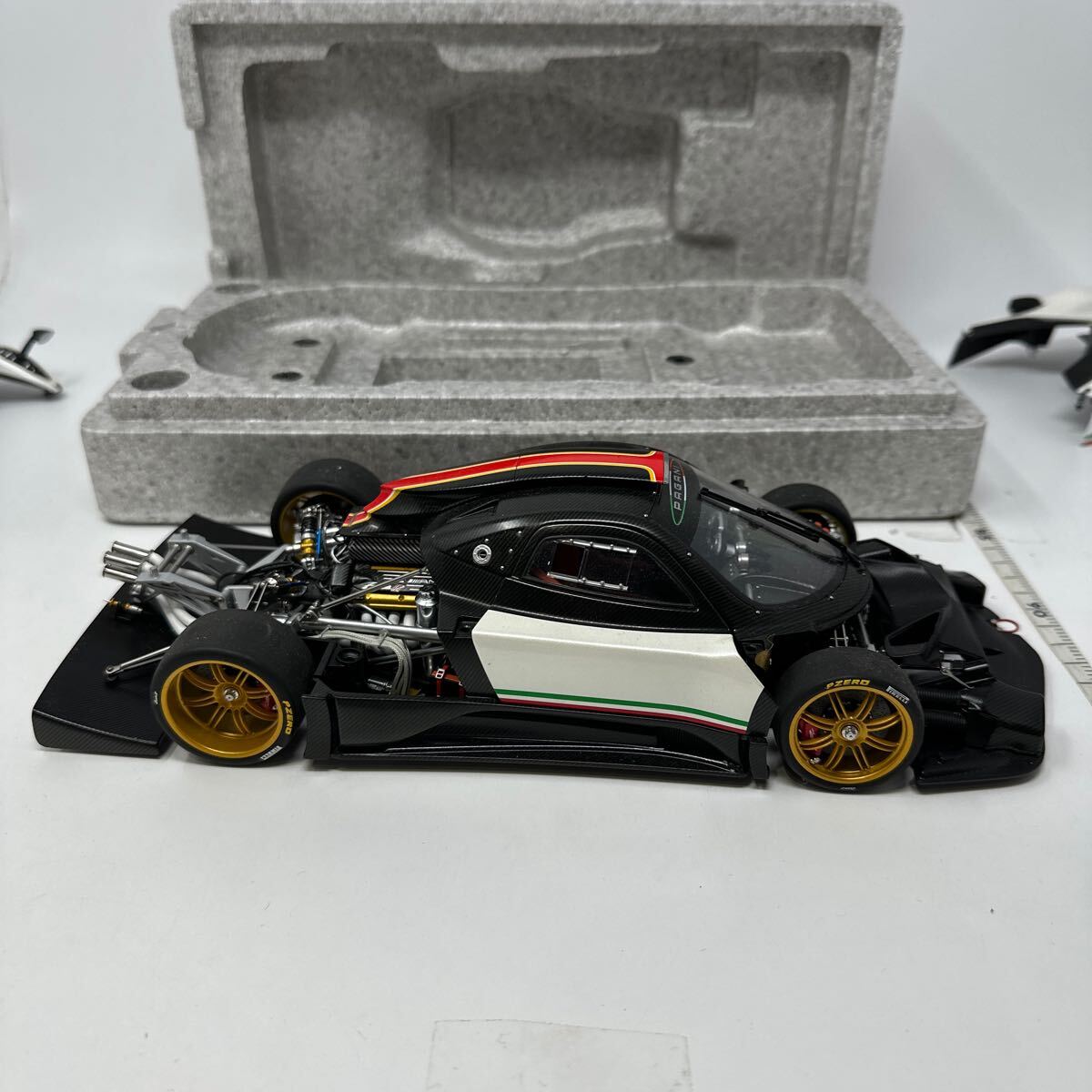オートアート￼ 1/18 パガーニ ゾンダR (イタリアンストライプ￼)