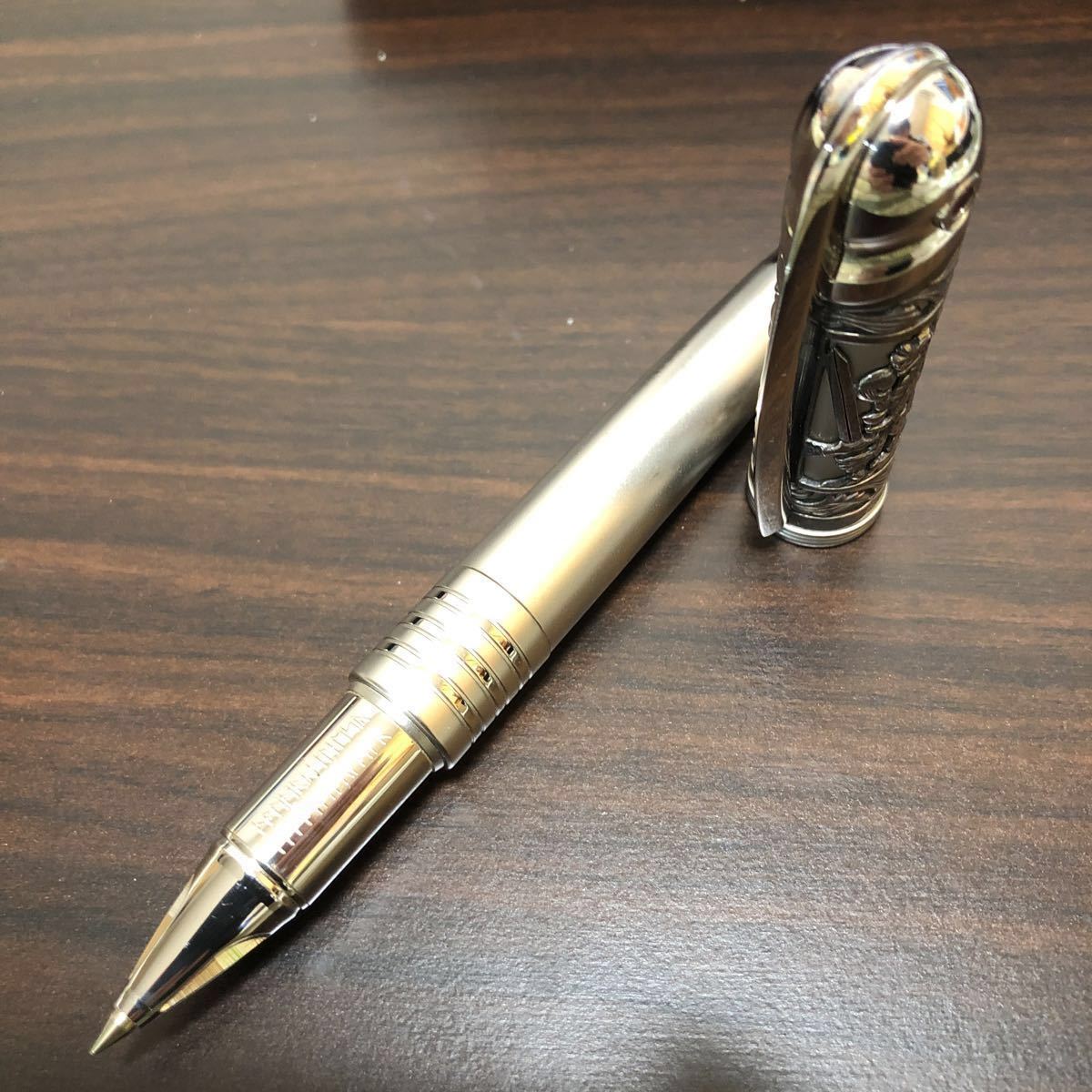 ぺんてるが23万円の万年筆、「一角鯨」の牙を軸材に：仕事耕具