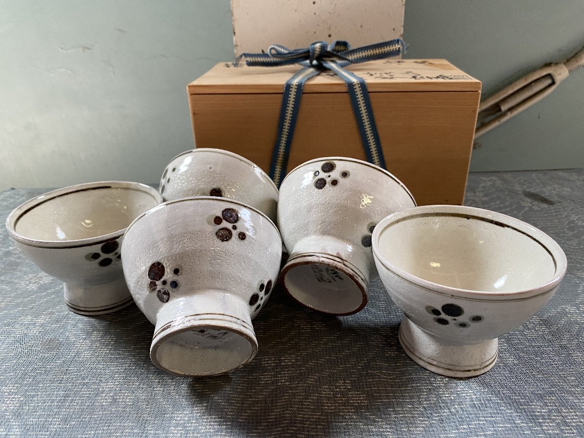 人間国宝 加藤土師萌(作) 色絵梅文湯呑 2客 共箱 陶磁器 y1152