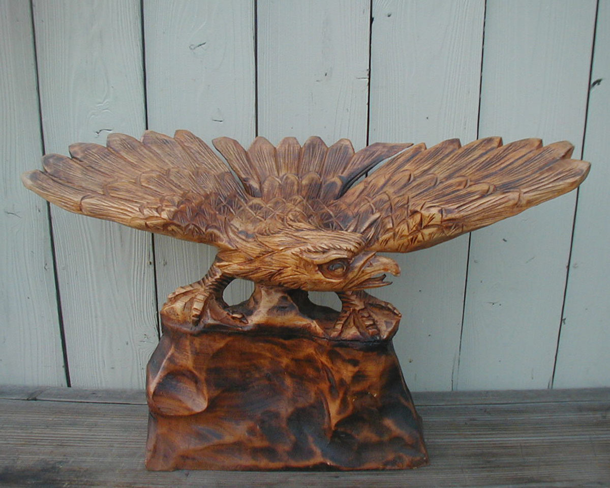 木彫り置物 木に鷲 木製 ゴールド 鷲の羽 彫刻 約20cm お座り ニワトリ