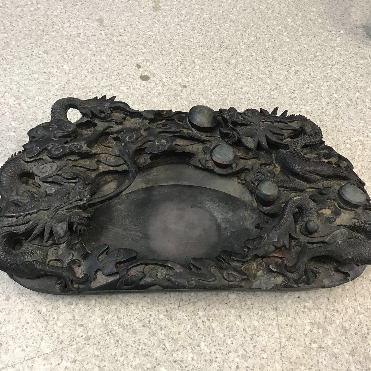 唐硯 (彫刻模様入り、硯箱入り)