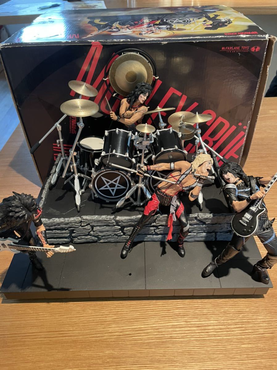 マクファーレントイズ モトリークルー SHOUT AT THE DEVIL Amazon.com