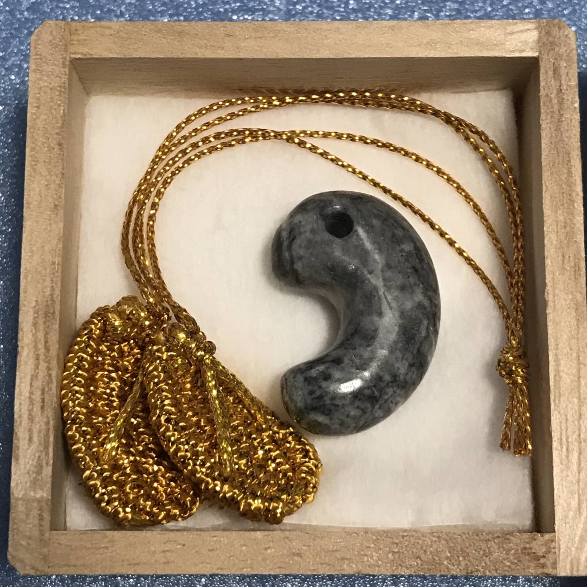 糸魚川翡翠 勾玉 和装 根付 天然無処理ヒスイ 鑑賞 お守り 【公式通販】