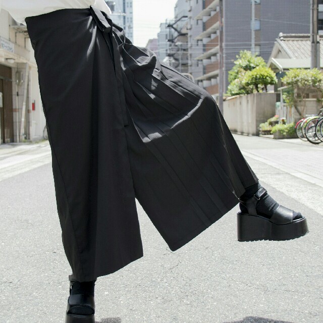 コムデギャルソン 黒のプリーツ袴パンツ バカ売れ】袴パンツ 黒 モード