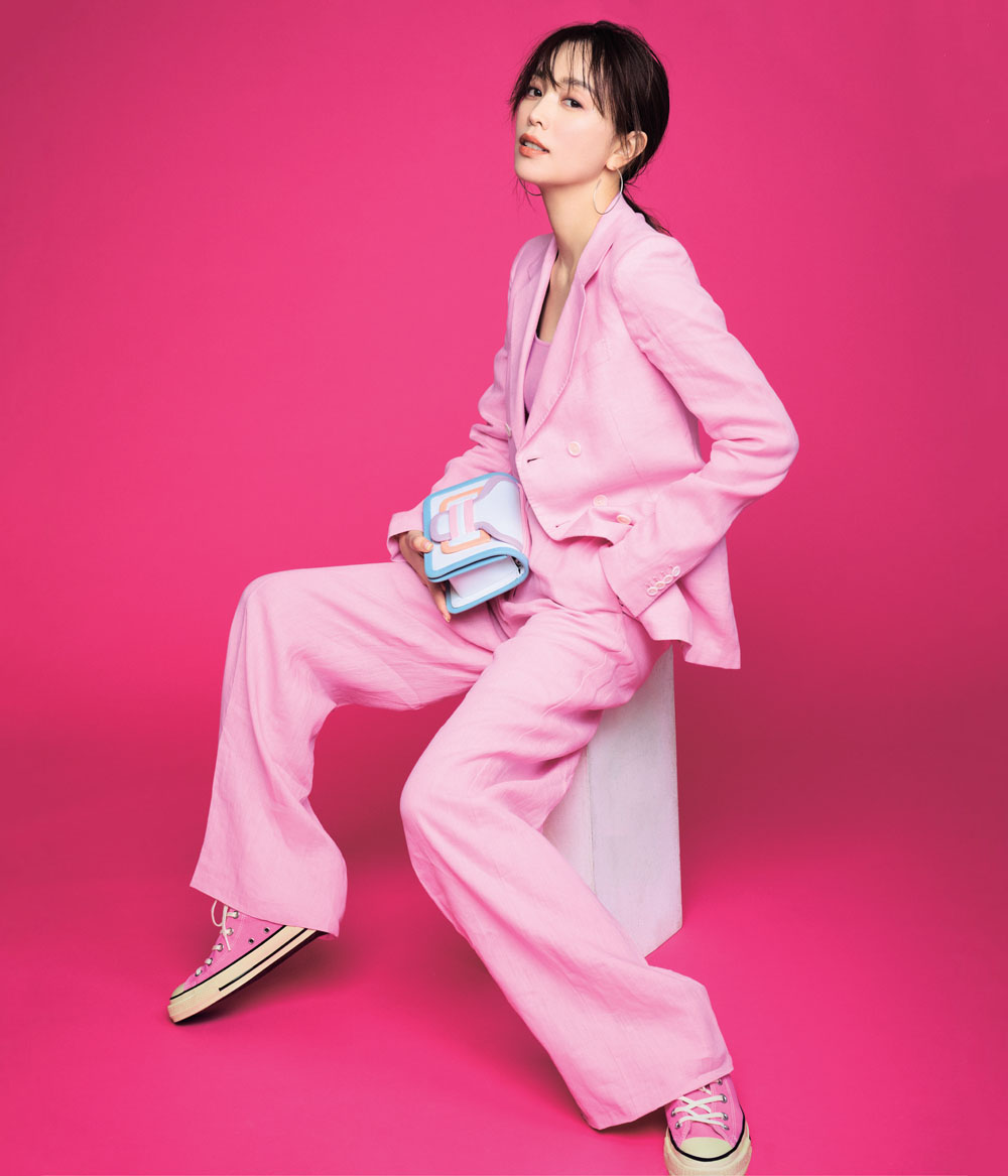 40代のピンクコーデ】ALLピンクもジャケパン＆スニーカーでハンサム顔