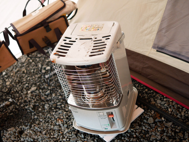 アウトドアで「家庭用石油ストーブ」を運用する方法。トヨトミ「RS-H29