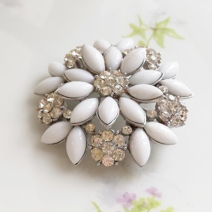 TRIFARI(トリファリ) ブローチ - 白×ゴールド リーフ/フラワー/ライン