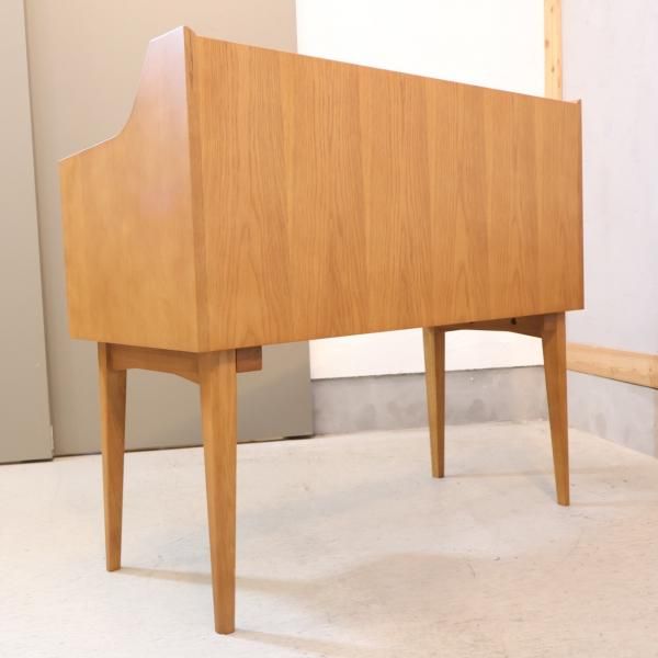 unico(ウニコ)のSIGNE(シグネ)シリーズのドレッサーです。オーク材の