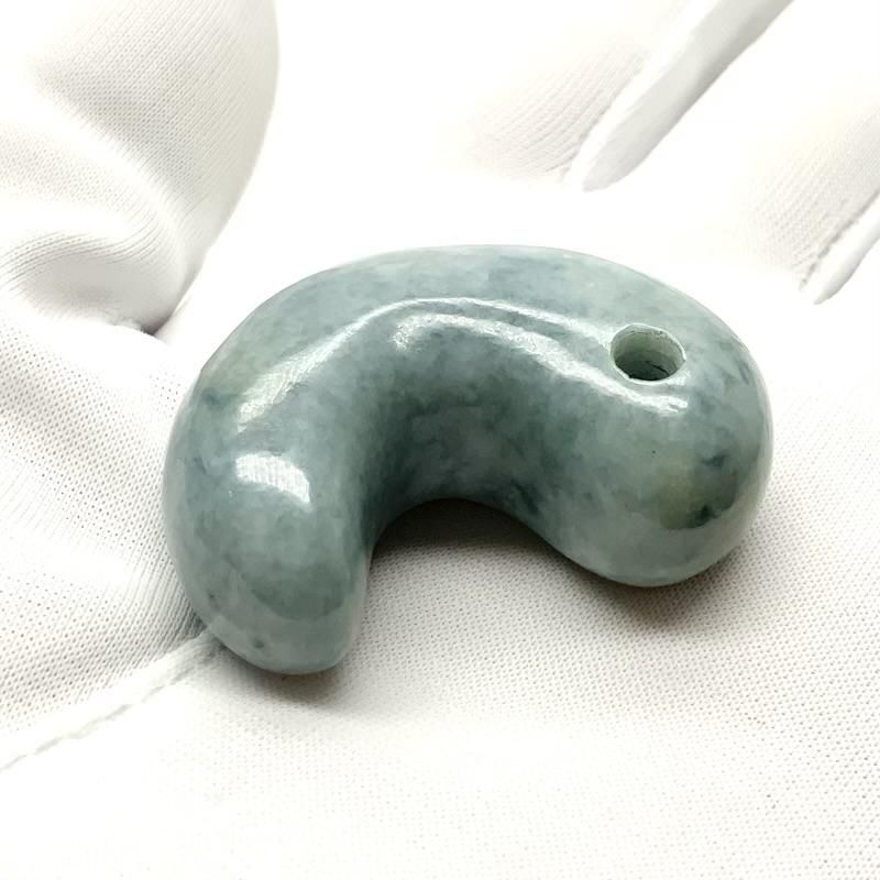 糸魚川翡翠(青翡翠)入りコン沢産 勾玉 巴型 】 青翡翠 国産 天然石