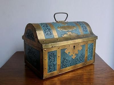 ヨーロッパ 宝箱型ヴィンテージ缶｜CHELSEAマルシェ アンティーク雑貨