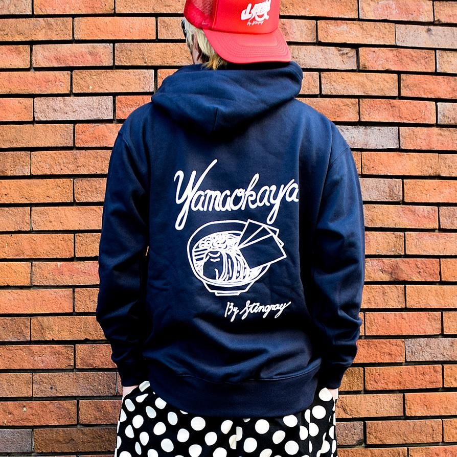 送料無料】スティングレイ/山岡家コラボ フルジップパーカー（黒・紺