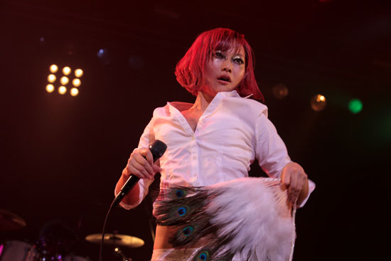 女王蜂、休止前ラスト・ライヴ〈白兵戦〉は儚くも美しい感動の一夜に