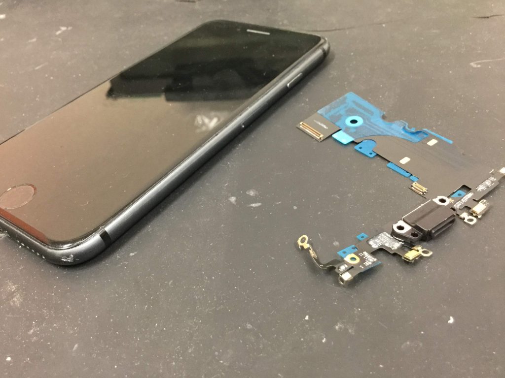 iPhone 8 ライトニングコネクタの経年劣化は宿命？放っておくと大変な