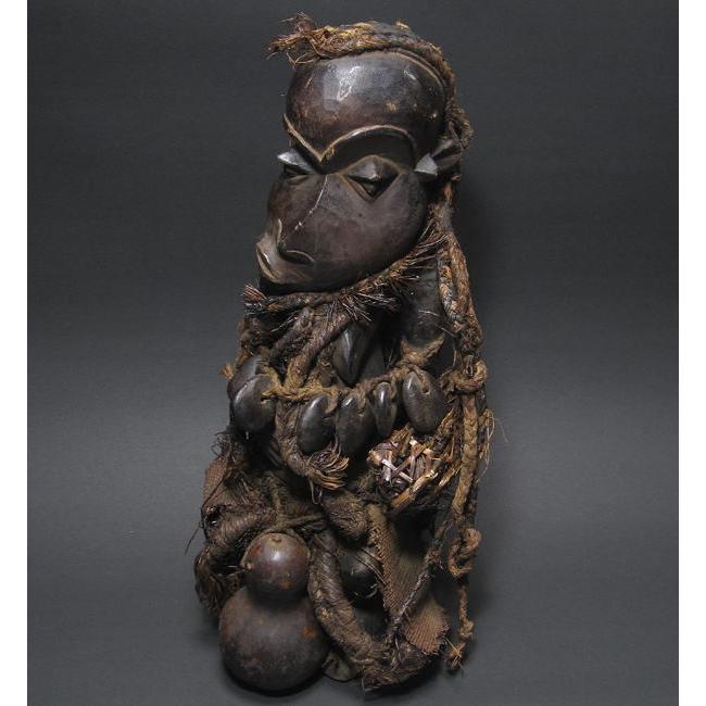 歪んだ顔と体の呪術像