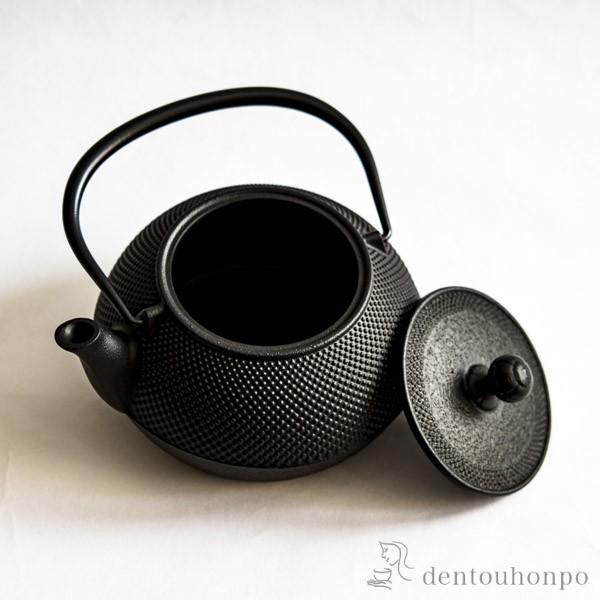 岩鋳（IWACHU） 鉄瓶 7型 特製アラレ紋 内面釜焼・外面黒焼付仕上げ IH