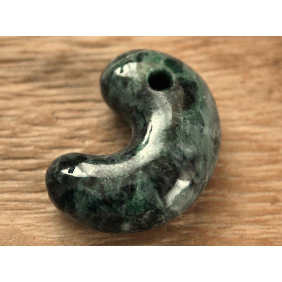 ✳綺麗な淡い緑入り 糸魚川翡翠勾玉 本物の守護石 お守りにお身近に