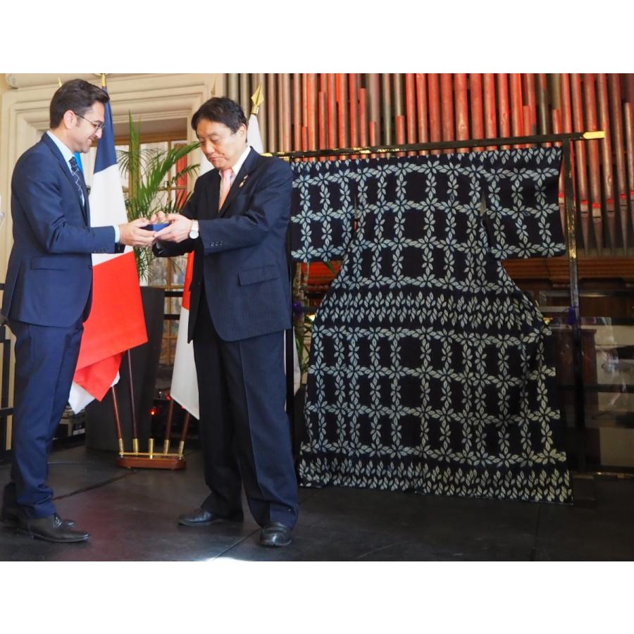 二段型の天然木製の衣桁、黒塗装 飾り金具2か所 : SUZUKIMOKOJO