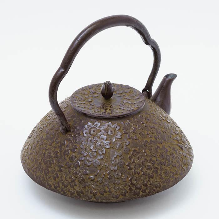 南部鉄器 鉄瓶 送料無料 伝統工芸士 佐藤勝久”東屋 桜 桐箱付