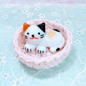 ガラス細工 みかん箱ネコ (ミニ） クロ/茶トラ ミニチュア 置物 雑貨