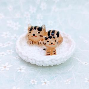 ガラス細工 みかん箱ネコ (ミニ） クロ/茶トラ ミニチュア 置物 雑貨