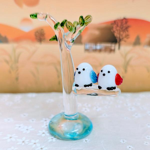 ガラス細工 シマエナガペアと木（クリア）青／赤 ミニチュア 雑貨 置物