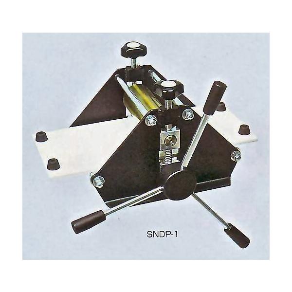 2）新日本造形の版画プレス機 SNT-175型。ローラー幅45センチ／A2版