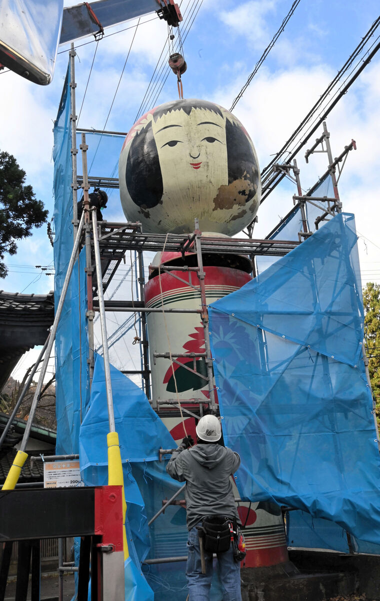 巨大こけしの頭、9カ月ぶり復活 鳴子温泉 CFで500万円集まる | 河北