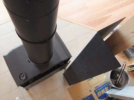 薪ストーブのすぐ近くの柱を熱から守る特注のヒートシールド