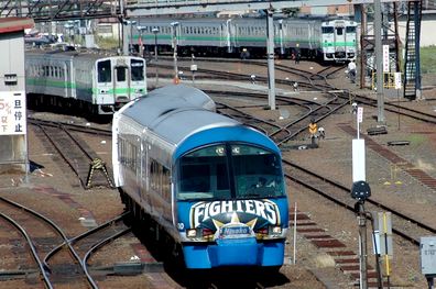 JR北海道 ニセコエクスプレス ファイターズラッピング