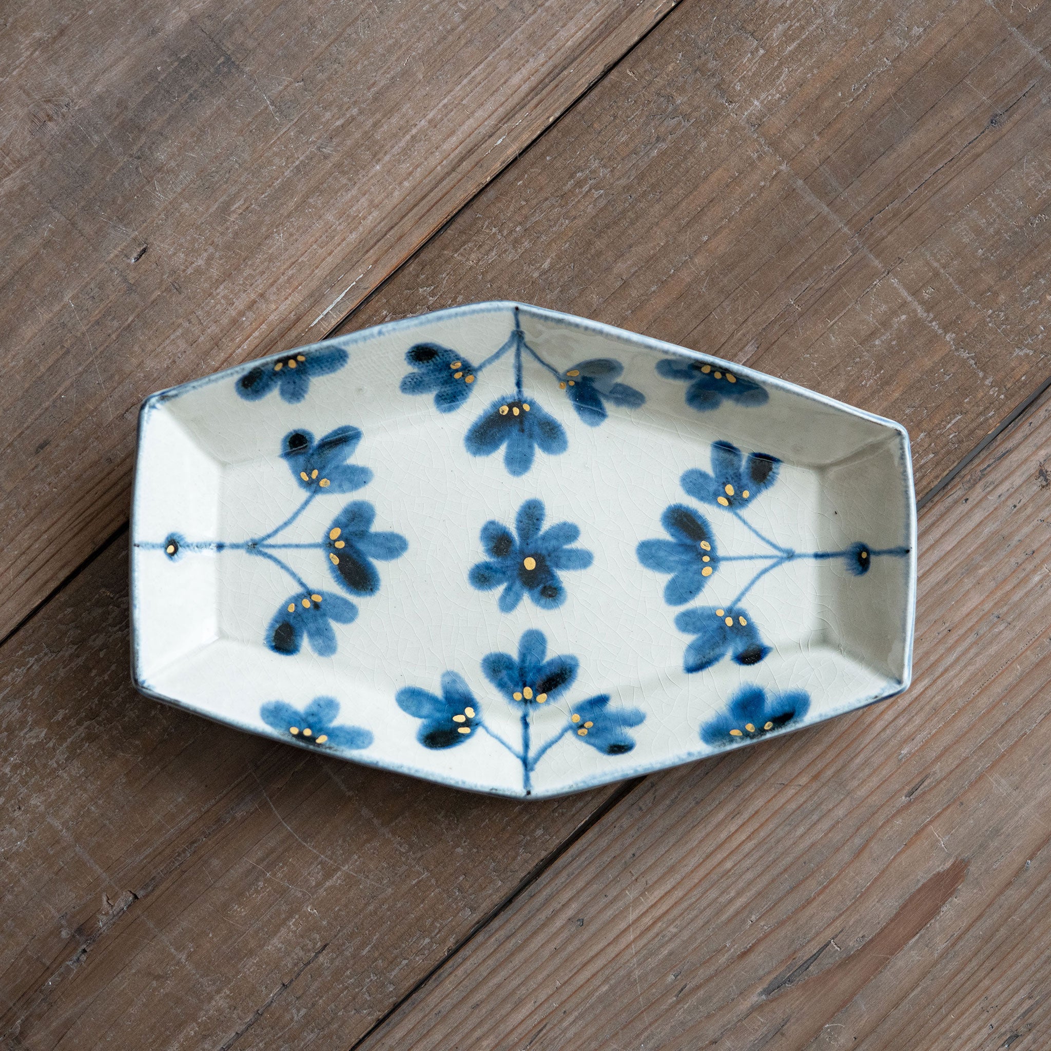 灰泥釉 金彩草花紋】六角長角皿 中皿 – 喜鶴製陶