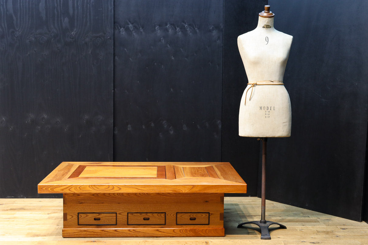 特大サイズ！！欅の杢目が浮かぶ美しい色艶をした関西火鉢 BB2792 – 古