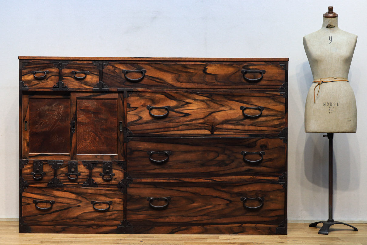 珍品!!無垢材の黒柿杢目が流れる堂々とした越後収納箪笥 BB2226 – 古福