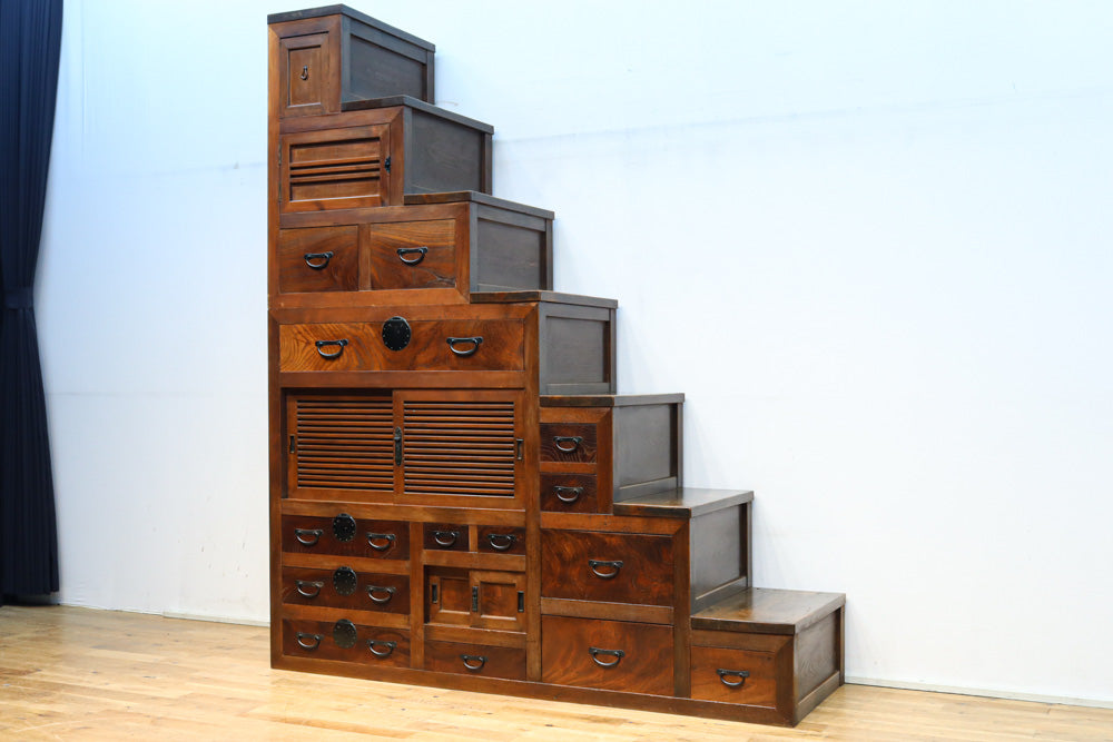 優美なけやき杢目に漆の艶やかな光沢が貫録を漂わす美濃階段箪笥