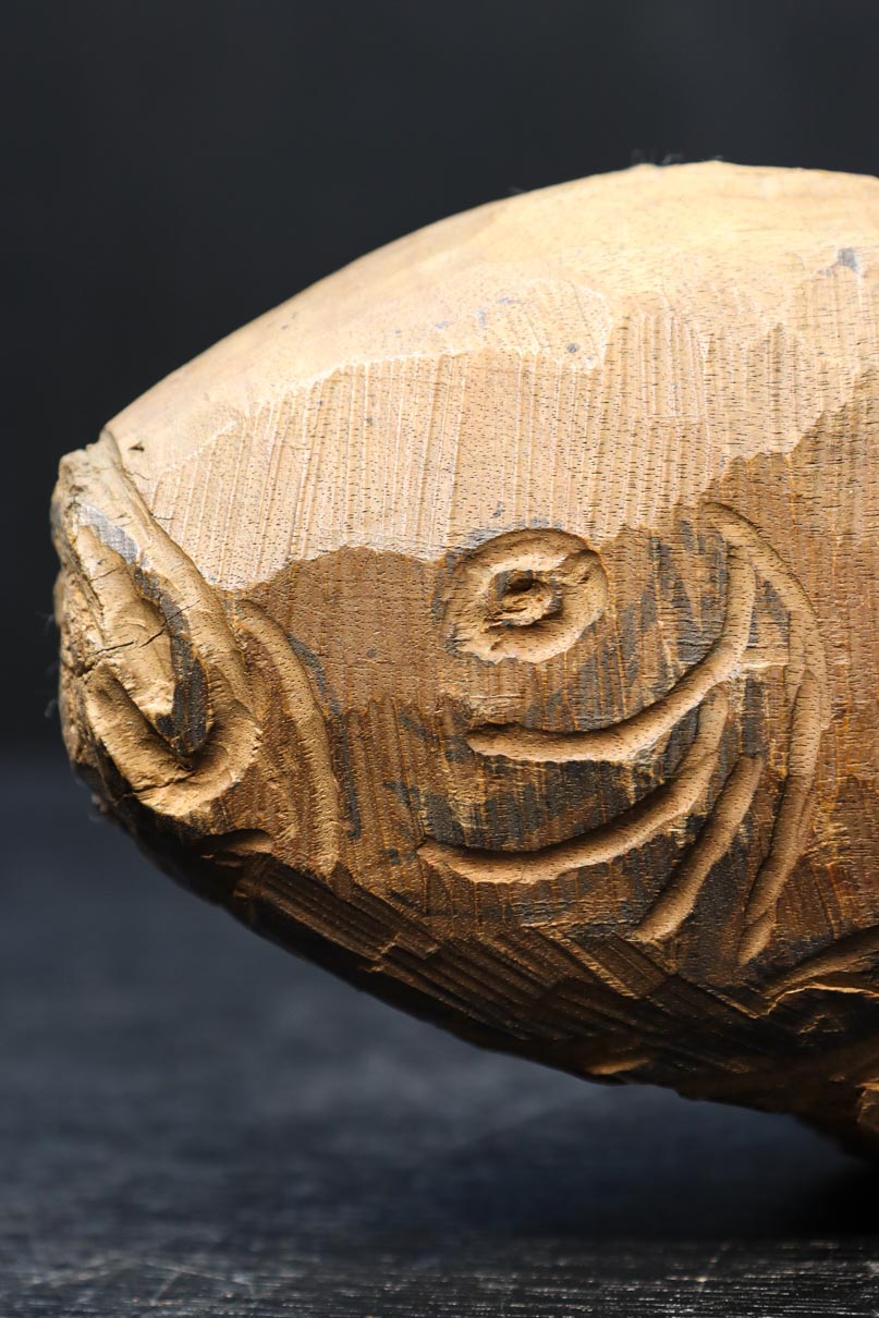 最小限の彫り込みで魚を模した自在鉤の横木 DC6052 – 古福庵