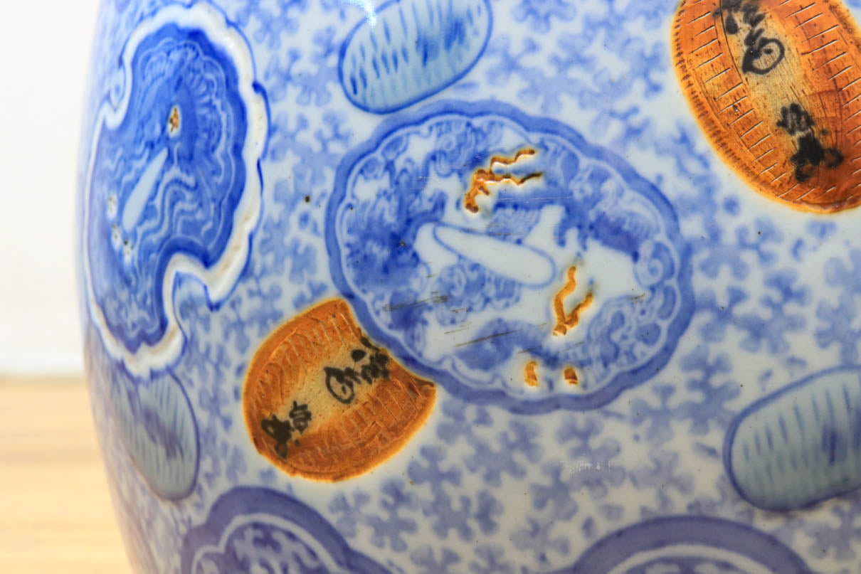 装飾性のある幾何学模様で覆われた丸火鉢 DC6276 – 古福庵 [ KOFUKUAN