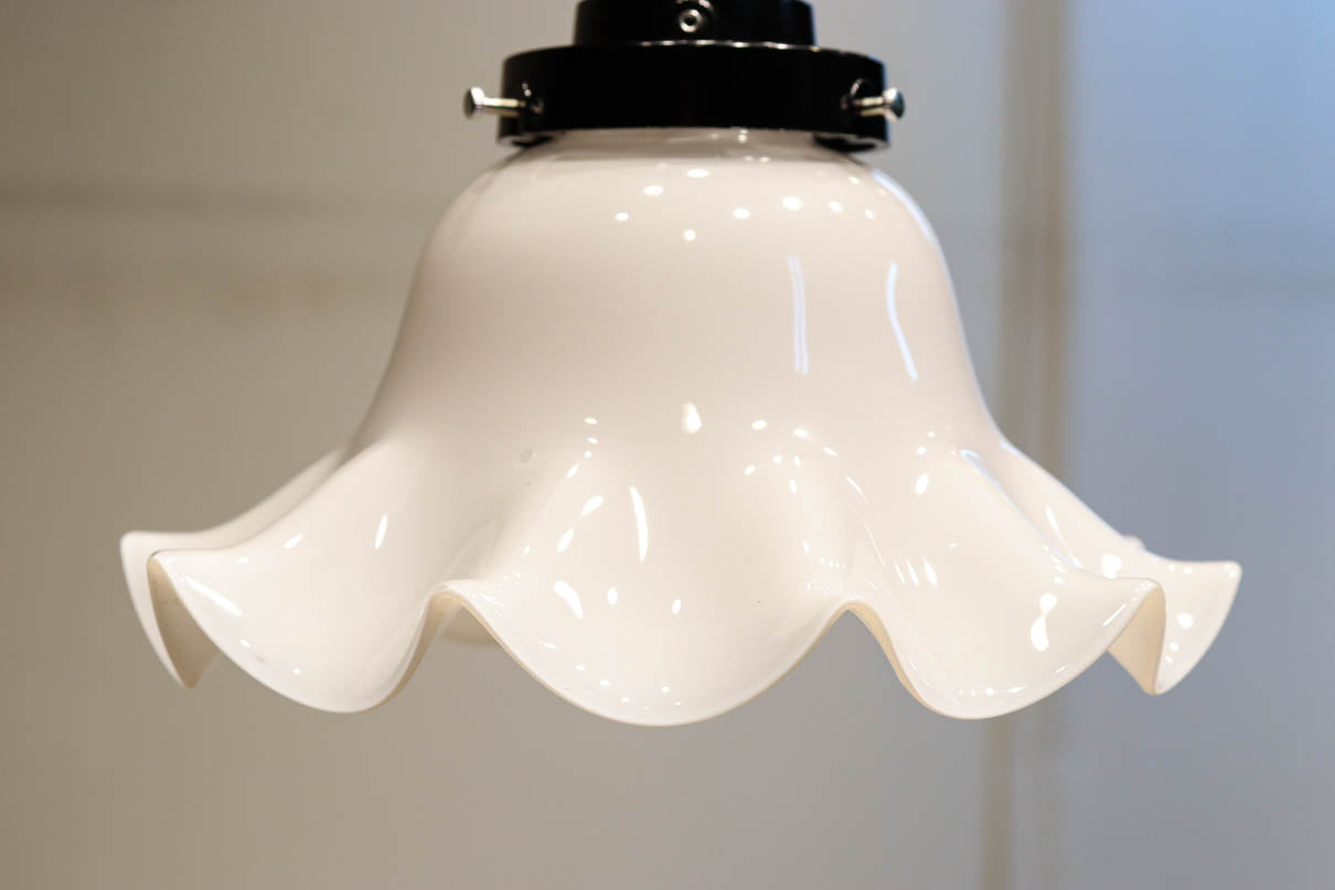 淡い乳白色をした可愛らしいフリルの電笠 DC7595 – 古福庵 [ KOFUKUAN