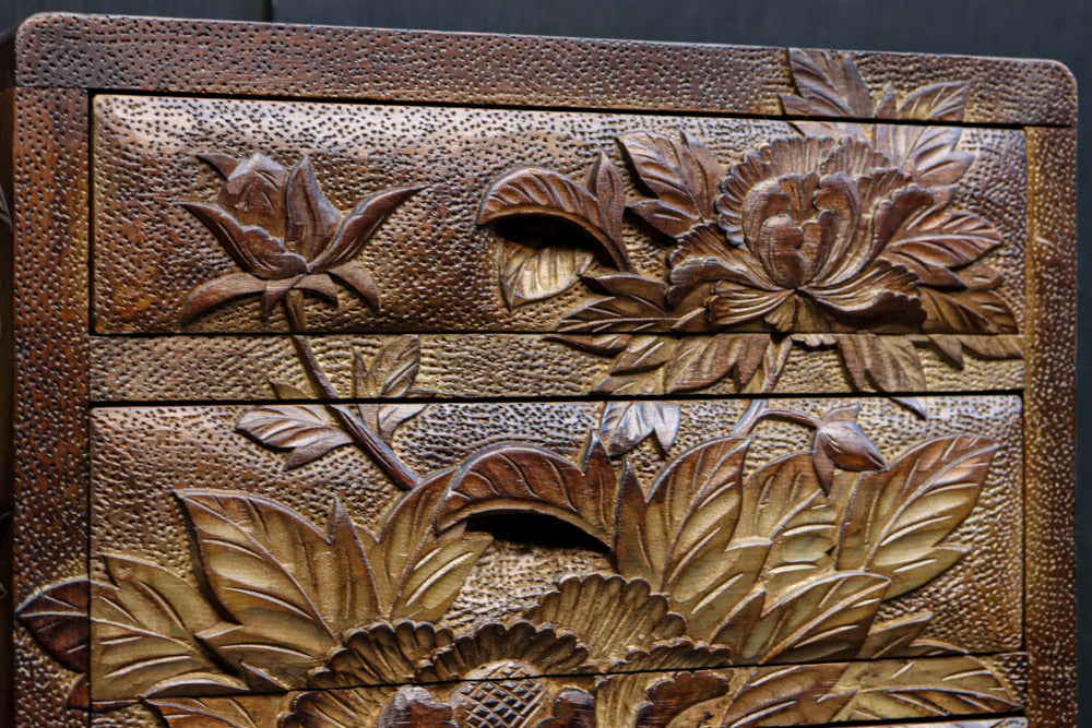 迫力ある花模様が素晴らしい日光彫の小引き出し DC8113 – 古福庵