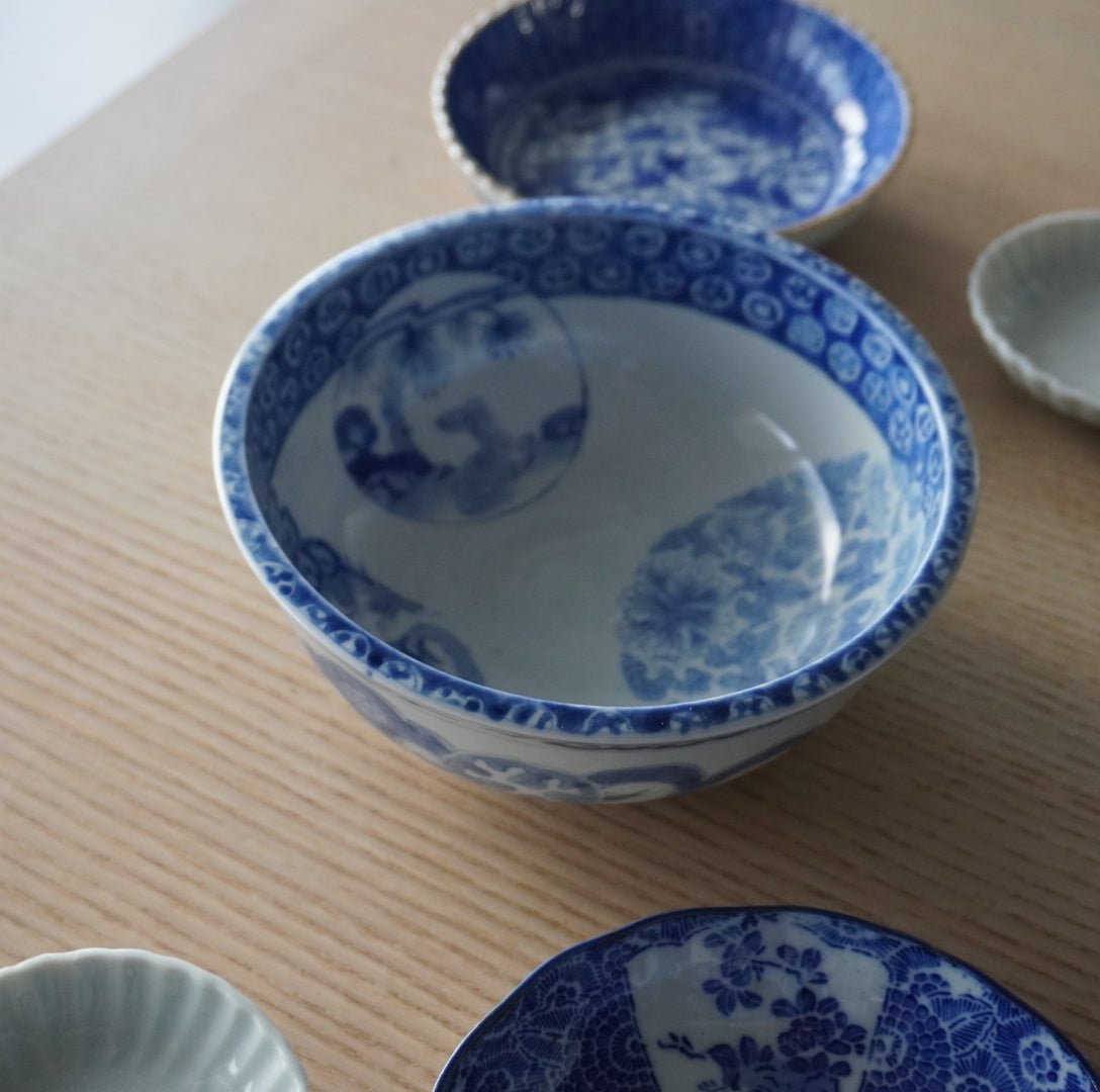 文様がめぐる、やわらかな染付古伊万里鉢 – Kotto Shop